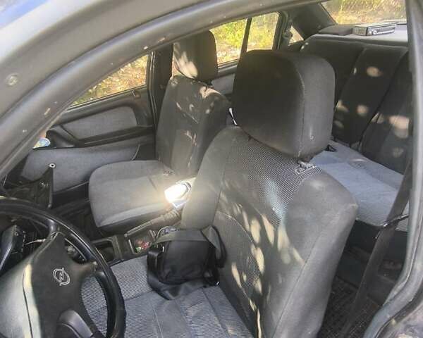 Синій Опель Омега, об'ємом двигуна 2 л та пробігом 300 тис. км за 435 $, фото 1 на Automoto.ua