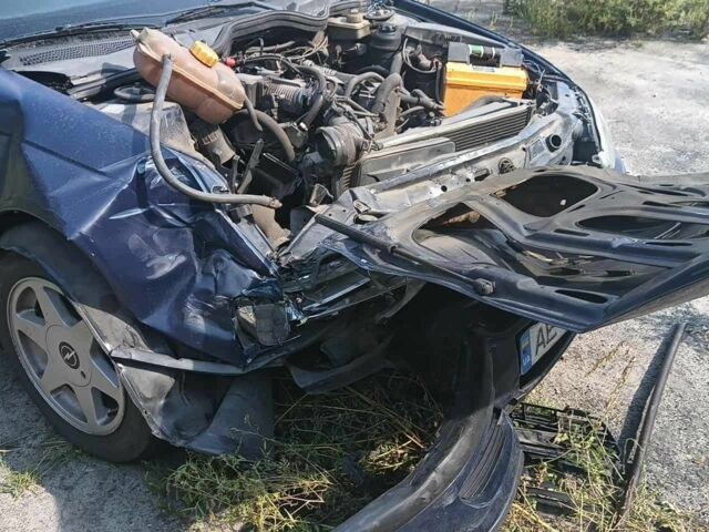 Синий Опель Омега, объемом двигателя 2 л и пробегом 200 тыс. км за 500 $, фото 1 на Automoto.ua