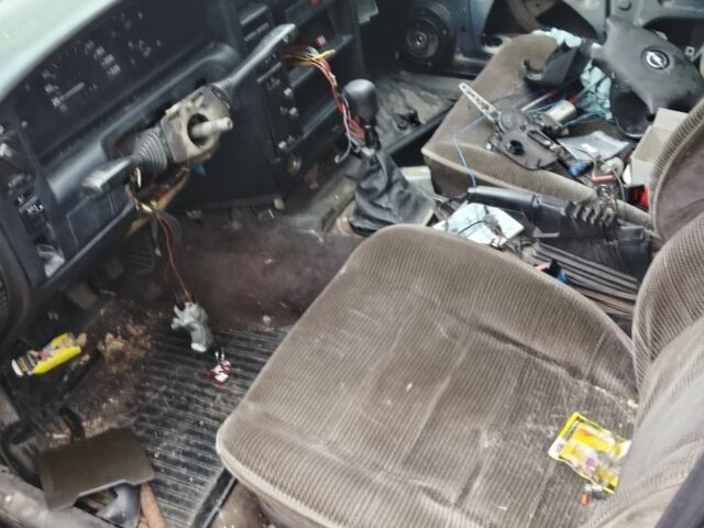 Синий Опель Омега, объемом двигателя 2 л и пробегом 400 тыс. км за 403 $, фото 6 на Automoto.ua