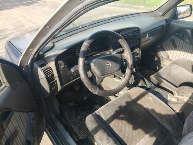 Синій Опель Омега, об'ємом двигуна 2 л та пробігом 2 тис. км за 800 $, фото 4 на Automoto.ua