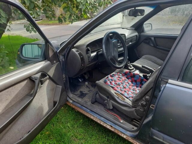 Синий Опель Омега, объемом двигателя 0 л и пробегом 225 тыс. км за 700 $, фото 6 на Automoto.ua