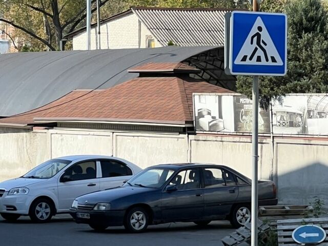 Синій Опель Омега, об'ємом двигуна 2 л та пробігом 396 тис. км за 782 $, фото 1 на Automoto.ua