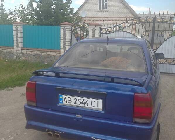 Синій Опель Омега, об'ємом двигуна 2 л та пробігом 300 тис. км за 2500 $, фото 2 на Automoto.ua