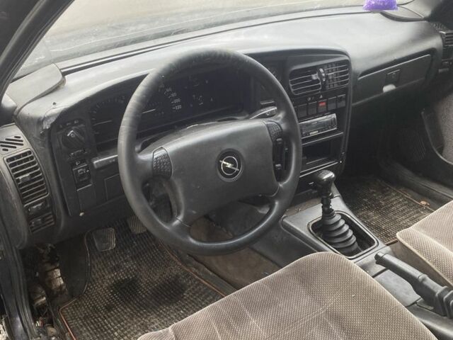 Синий Опель Омега, объемом двигателя 2 л и пробегом 200 тыс. км за 850 $, фото 7 на Automoto.ua