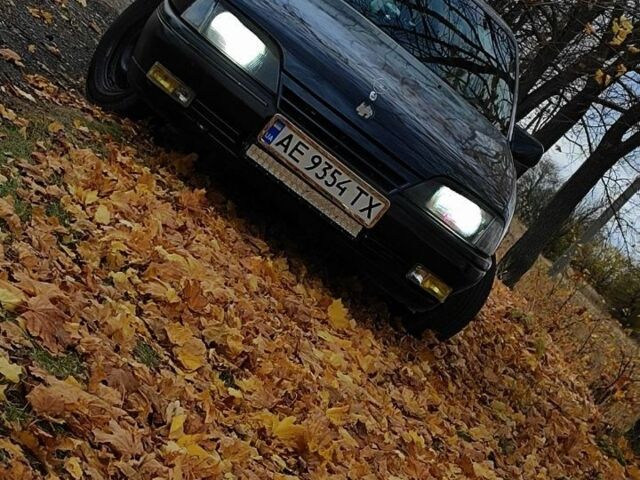 Синій Опель Омега, об'ємом двигуна 2 л та пробігом 3 тис. км за 832 $, фото 5 на Automoto.ua