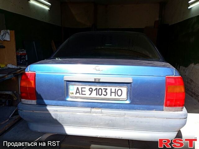 Синий Опель Омега, объемом двигателя 2 л и пробегом 230 тыс. км за 1800 $, фото 2 на Automoto.ua