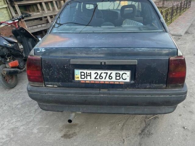 Синій Опель Омега, об'ємом двигуна 2 л та пробігом 400 тис. км за 800 $, фото 1 на Automoto.ua