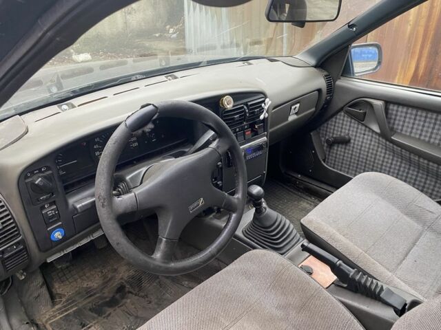 Синий Опель Омега, объемом двигателя 2 л и пробегом 250 тыс. км за 1183 $, фото 4 на Automoto.ua