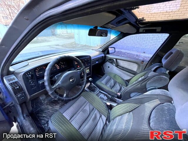 Синий Опель Омега, объемом двигателя 20 л и пробегом 250 тыс. км за 850 $, фото 4 на Automoto.ua