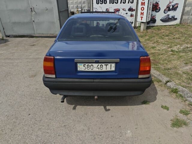 Синий Опель Омега, объемом двигателя 2 л и пробегом 240 тыс. км за 800 $, фото 5 на Automoto.ua