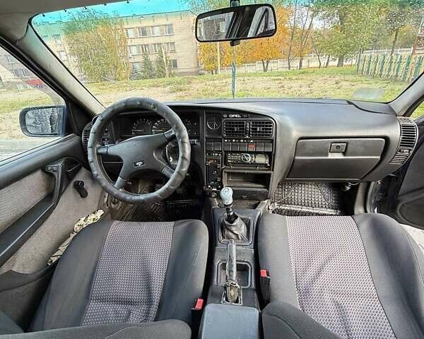 Синий Опель Омега, объемом двигателя 2 л и пробегом 300 тыс. км за 1300 $, фото 4 на Automoto.ua