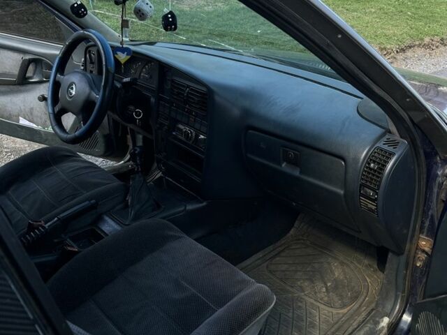 Синій Опель Омега, об'ємом двигуна 2 л та пробігом 250 тис. км за 1500 $, фото 3 на Automoto.ua