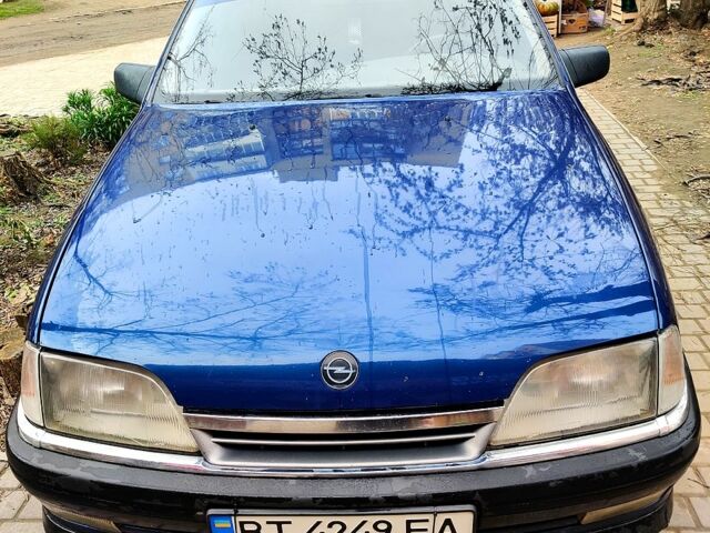 Синий Опель Омега, объемом двигателя 2 л и пробегом 111 тыс. км за 2500 $, фото 3 на Automoto.ua