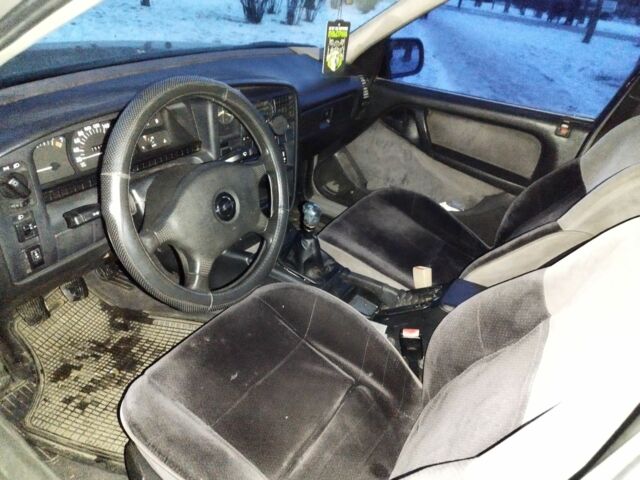 Синій Опель Омега, об'ємом двигуна 2 л та пробігом 300 тис. км за 1000 $, фото 7 на Automoto.ua