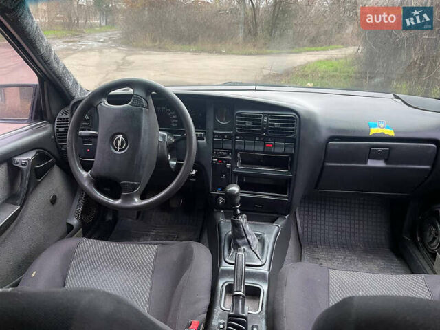 Синий Опель Омега, объемом двигателя 2 л и пробегом 300 тыс. км за 1500 $, фото 8 на Automoto.ua