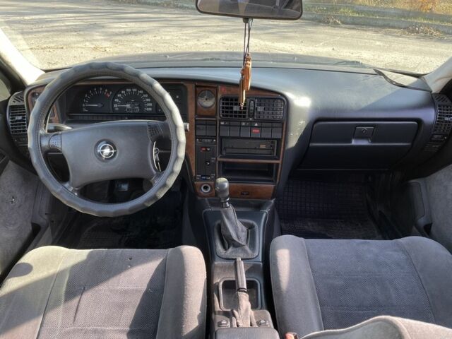 Синий Опель Омега, объемом двигателя 0 л и пробегом 250 тыс. км за 950 $, фото 5 на Automoto.ua