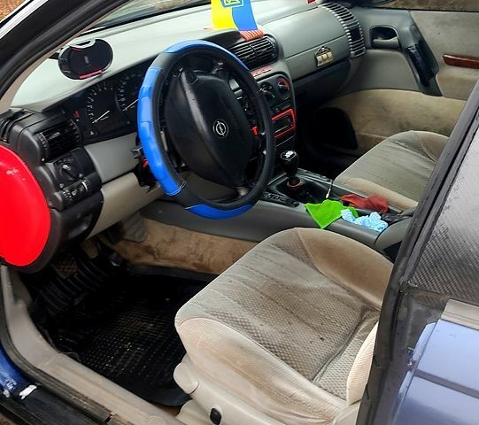 Синий Опель Омега, объемом двигателя 2.5 л и пробегом 320 тыс. км за 1800 $, фото 3 на Automoto.ua