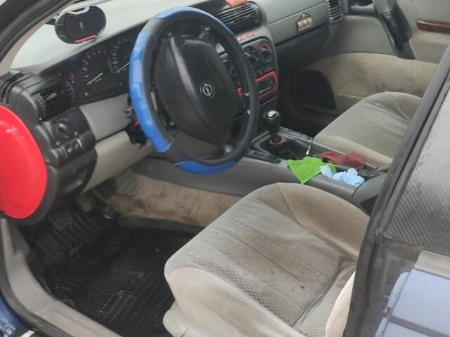 Синий Опель Омега, объемом двигателя 2.5 л и пробегом 320 тыс. км за 1800 $, фото 3 на Automoto.ua