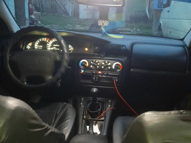 Синий Опель Омега, объемом двигателя 2 л и пробегом 350 тыс. км за 2800 $, фото 16 на Automoto.ua