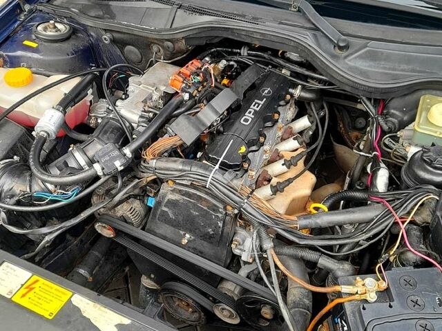 Синий Опель Омега, объемом двигателя 2 л и пробегом 350 тыс. км за 2800 $, фото 6 на Automoto.ua