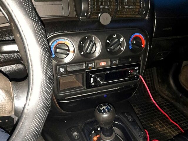 Синий Опель Омега, объемом двигателя 2 л и пробегом 350 тыс. км за 2800 $, фото 12 на Automoto.ua