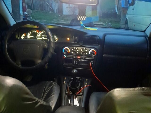 Синий Опель Омега, объемом двигателя 2 л и пробегом 350 тыс. км за 2800 $, фото 10 на Automoto.ua