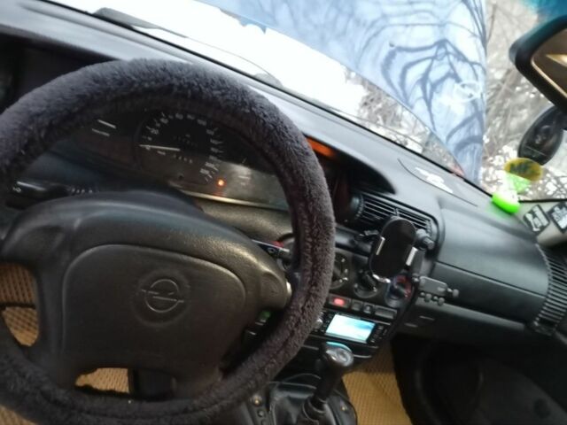 Синий Опель Омега, объемом двигателя 2 л и пробегом 219 тыс. км за 1728 $, фото 3 на Automoto.ua