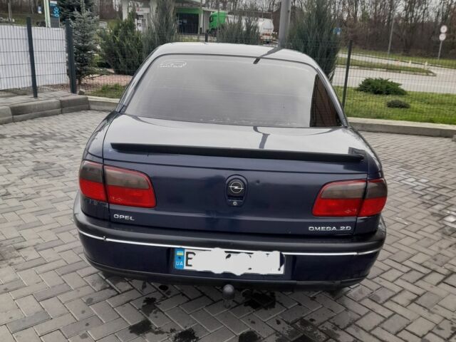 Синий Опель Омега, объемом двигателя 2 л и пробегом 350 тыс. км за 2800 $, фото 4 на Automoto.ua