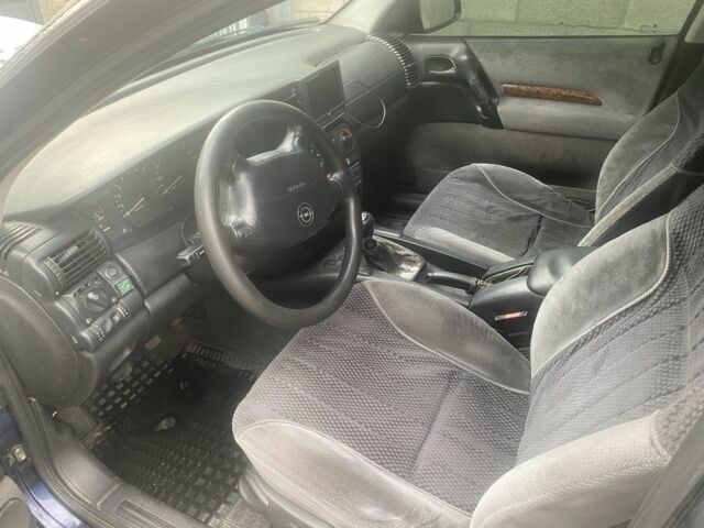 Синій Опель Омега, об'ємом двигуна 2 л та пробігом 510 тис. км за 1350 $, фото 5 на Automoto.ua