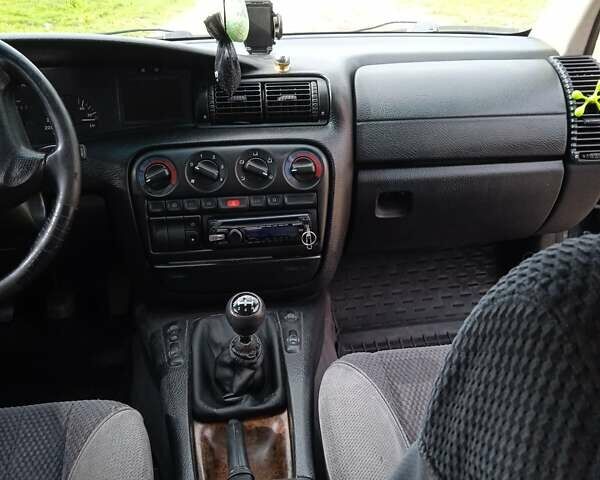 Синий Опель Омега, объемом двигателя 2.5 л и пробегом 297 тыс. км за 2000 $, фото 3 на Automoto.ua