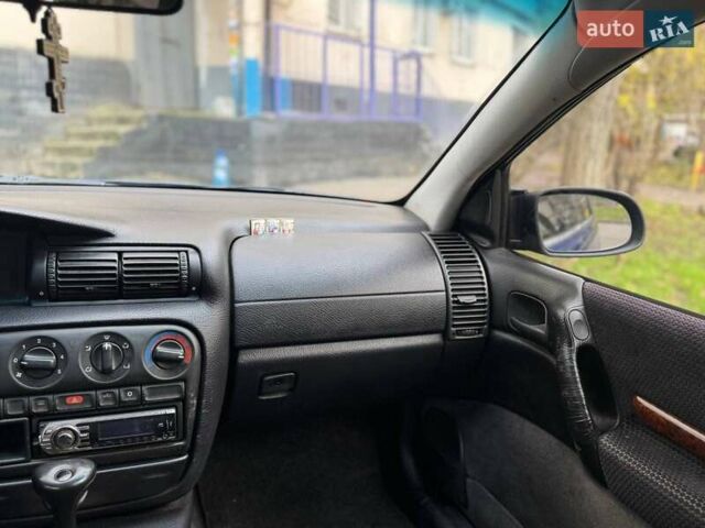 Синий Опель Омега, объемом двигателя 2 л и пробегом 301 тыс. км за 3200 $, фото 8 на Automoto.ua