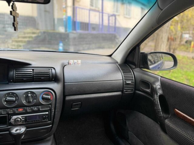 Синій Опель Омега, об'ємом двигуна 2 л та пробігом 301 тис. км за 3200 $, фото 9 на Automoto.ua