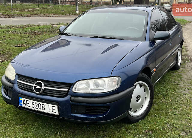 Синий Опель Омега, объемом двигателя 2 л и пробегом 320 тыс. км за 2577 $, фото 1 на Automoto.ua