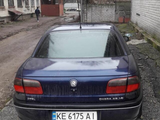 Синій Опель Омега, об'ємом двигуна 2.5 л та пробігом 250 тис. км за 2300 $, фото 3 на Automoto.ua