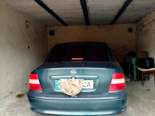 Синий Опель Омега, объемом двигателя 1.8 л и пробегом 100 тыс. км за 2500 $, фото 4 на Automoto.ua