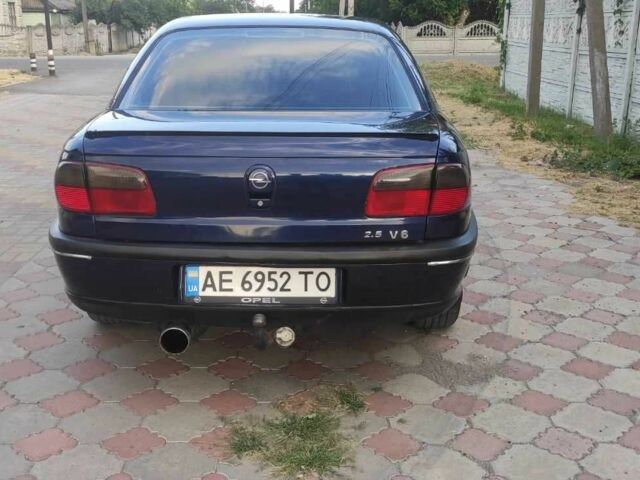 Синий Опель Омега, объемом двигателя 2.5 л и пробегом 385 тыс. км за 3400 $, фото 4 на Automoto.ua