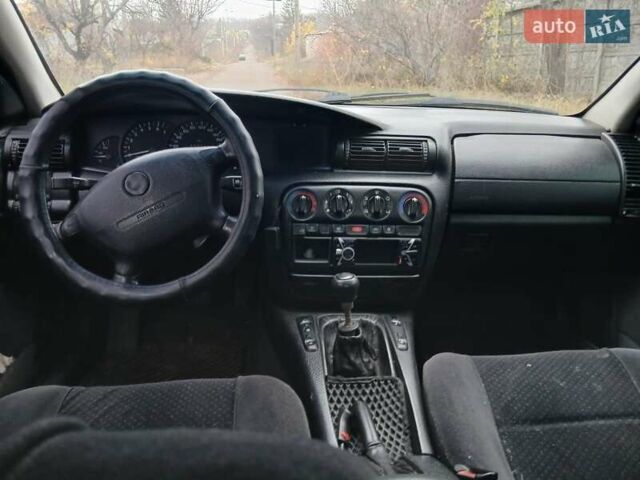 Синий Опель Омега, объемом двигателя 2 л и пробегом 200 тыс. км за 2100 $, фото 2 на Automoto.ua