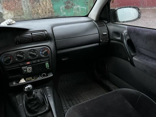 Синий Опель Омега, объемом двигателя 2 л и пробегом 200 тыс. км за 700 $, фото 3 на Automoto.ua