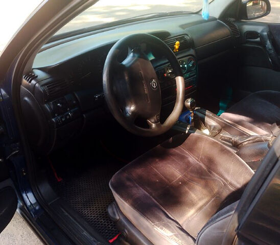 Синій Опель Омега, об'ємом двигуна 2 л та пробігом 123 тис. км за 3000 $, фото 8 на Automoto.ua