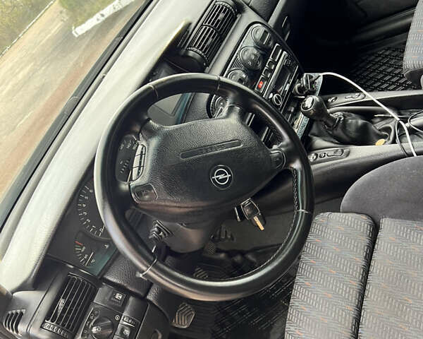 Опель Омега 1998 в Бучаче на Automoto.ua Синий Опель Омега, объемом двигателя 2 л и пробегом 300 тыс. км за 2600 $, фото 8 на Automoto.ua