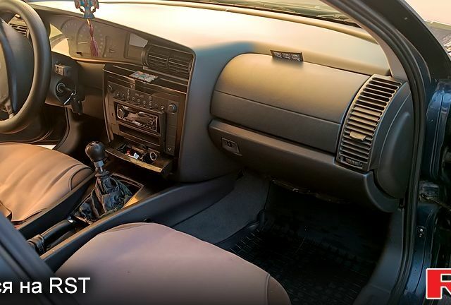 Синий Опель Омега, объемом двигателя 2 л и пробегом 310 тыс. км за 3200 $, фото 11 на Automoto.ua