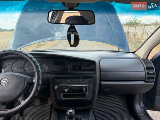 Синій Опель Омега, об'ємом двигуна 2 л та пробігом 240 тис. км за 4000 $, фото 7 на Automoto.ua