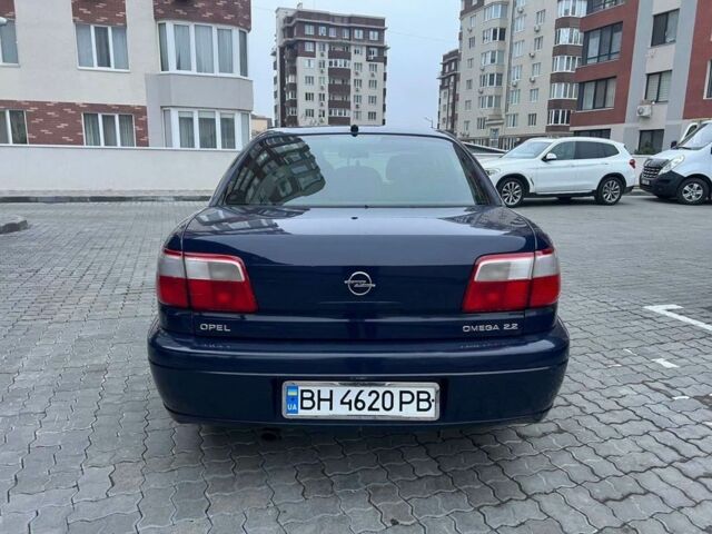 Синий Опель Омега, объемом двигателя 2.2 л и пробегом 367 тыс. км за 2818 $, фото 2 на Automoto.ua