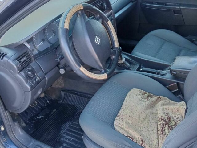Синій Опель Омега, об'ємом двигуна 2.2 л та пробігом 333 тис. км за 1800 $, фото 4 на Automoto.ua