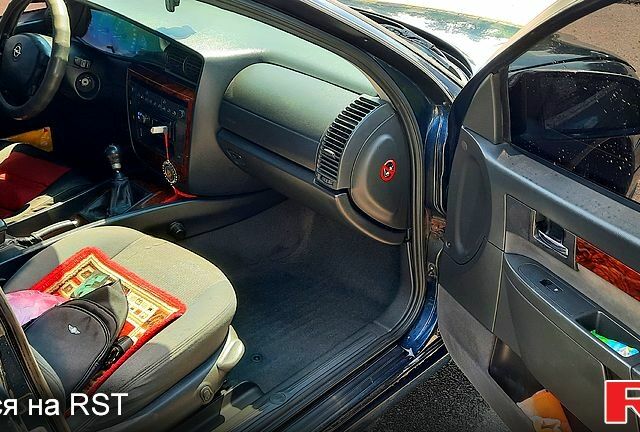 Синий Опель Омега, объемом двигателя 2.2 л и пробегом 333 тыс. км за 3499 $, фото 4 на Automoto.ua