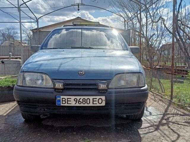 Синий Опель Омега, объемом двигателя 2.3 л и пробегом 340 тыс. км за 1399 $, фото 6 на Automoto.ua