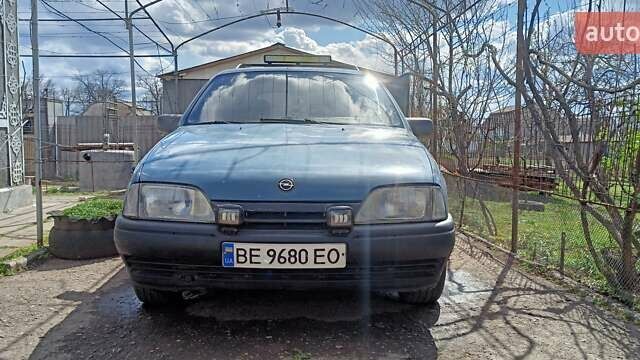 Синий Опель Омега, объемом двигателя 2.3 л и пробегом 354 тыс. км за 1350 $, фото 6 на Automoto.ua