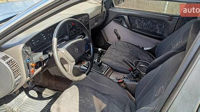 Синий Опель Омега, объемом двигателя 2.3 л и пробегом 354 тыс. км за 1350 $, фото 7 на Automoto.ua