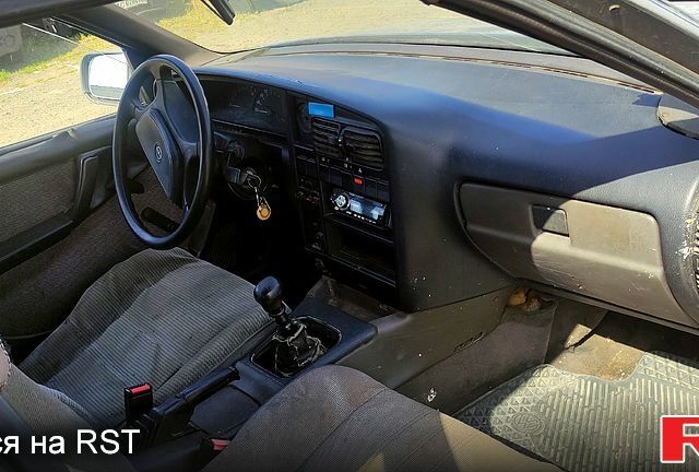 Опель Омега 1987 в Луцке на Automoto.ua Синий Опель Омега, объемом двигателя 1.8 л и пробегом 300 тыс. км за 370 $, фото 5 на Automoto.ua