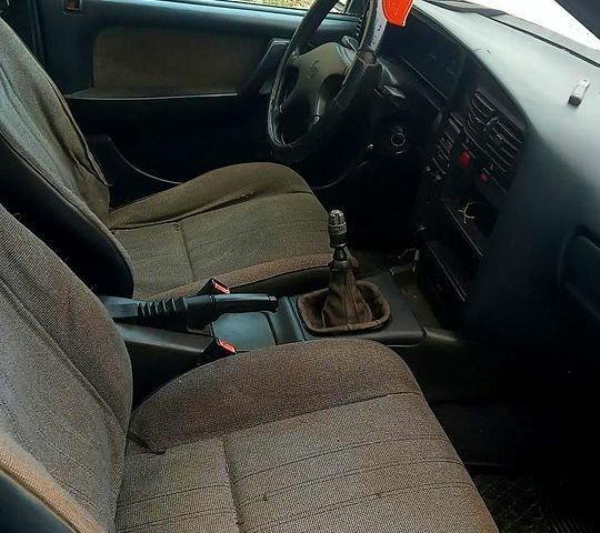 Синий Опель Омега, объемом двигателя 18 л и пробегом 250 тыс. км за 600 $, фото 5 на Automoto.ua